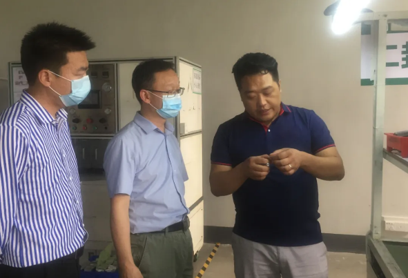 陪同湖北襄陽(yáng)政府園區(qū)對(duì)接考察聚合物鋰電池?cái)U(kuò)建投資選址項(xiàng)目，以點(diǎn)對(duì)點(diǎn)對(duì)接促進(jìn)產(chǎn)業(yè)深度融合