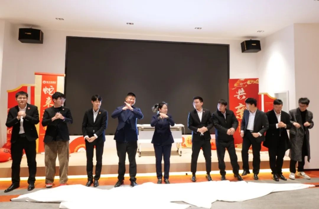 蛇來運(yùn)轉(zhuǎn)，共征新程——東方龍商務(wù)年度慶典璀璨落幕！